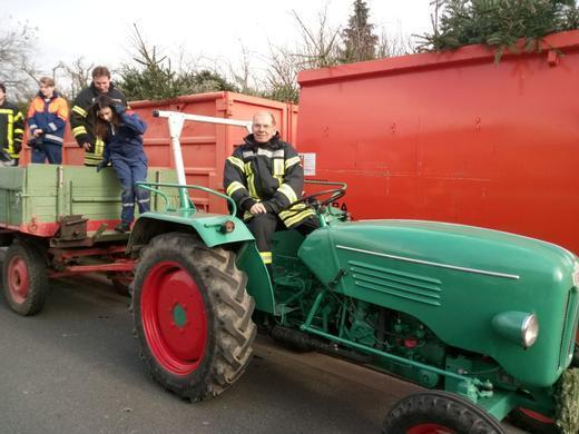 Mit Rasenmäher-Traktor überschlagen: Mann schwer verletzt
